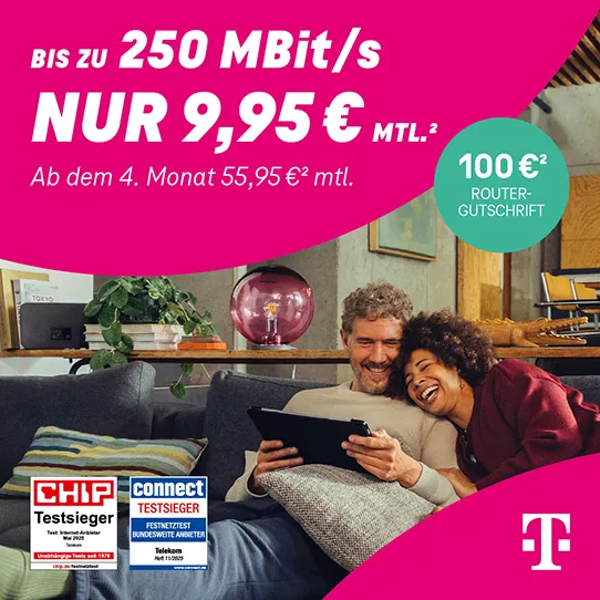Paar entspannt auf Sofa mit Tablet, Telekom Internet Angebot mit bis zu 250 MBit/s beworben.
