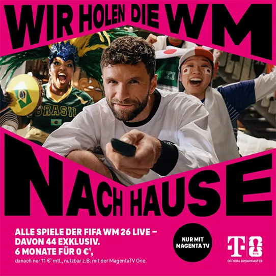 Mann mit Fernbedienung jubelt mit Fans, Werbung für FIFA WM 26 live